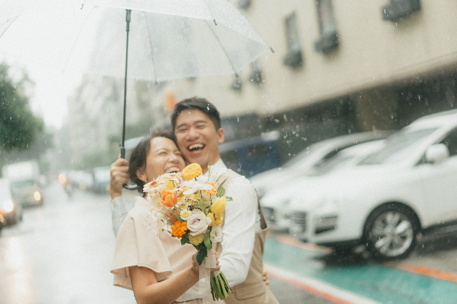 wedding photograpy with a happy couply in the rain